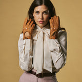 Cecilia (cognac) – Exclusieve dames autohandschoenen van pekari leer