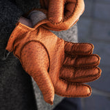 Benedict (cognac) – Exclusieve heren handschoenen van pekari leer met luxe kasjmier voering
