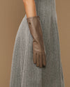 Rosemary Mid-forearm (taupe) - Dameshandschoenen van lamsleer met zijden voering & touchscreenfunctie