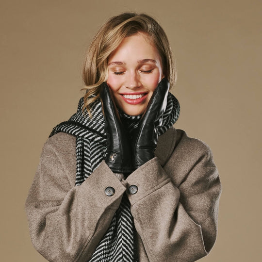 Veronica (zwart) – Dames wanten van lamsleer met faux fur voering en touchscreen-functie